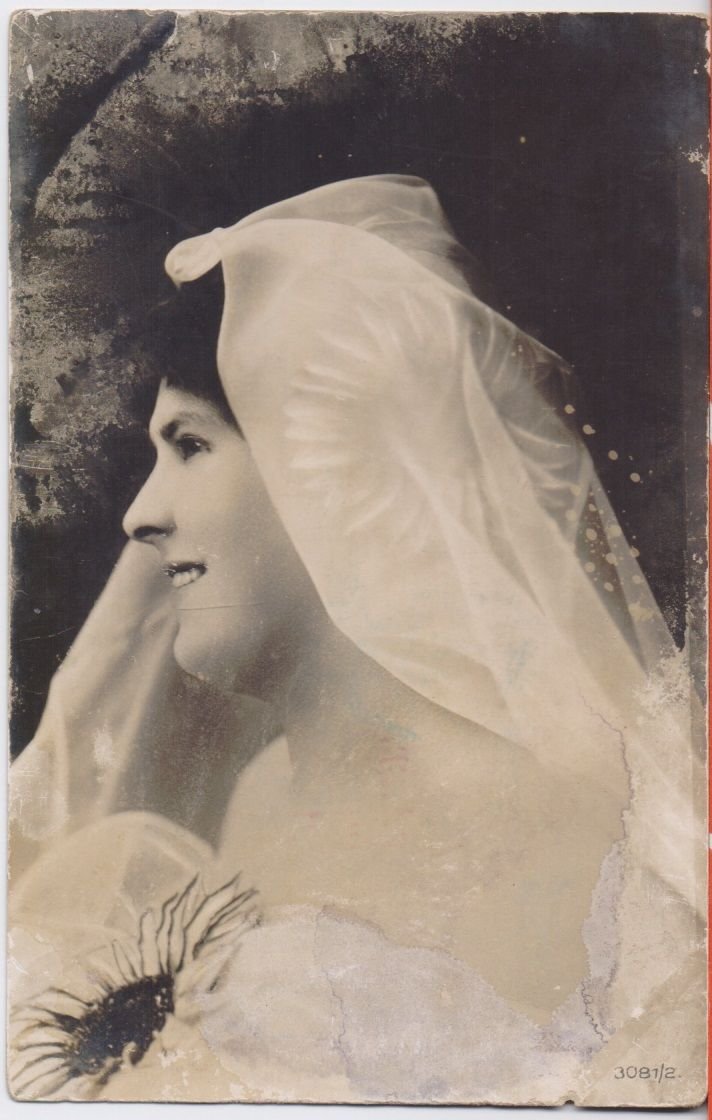 Cartolina - Ragazza con velo