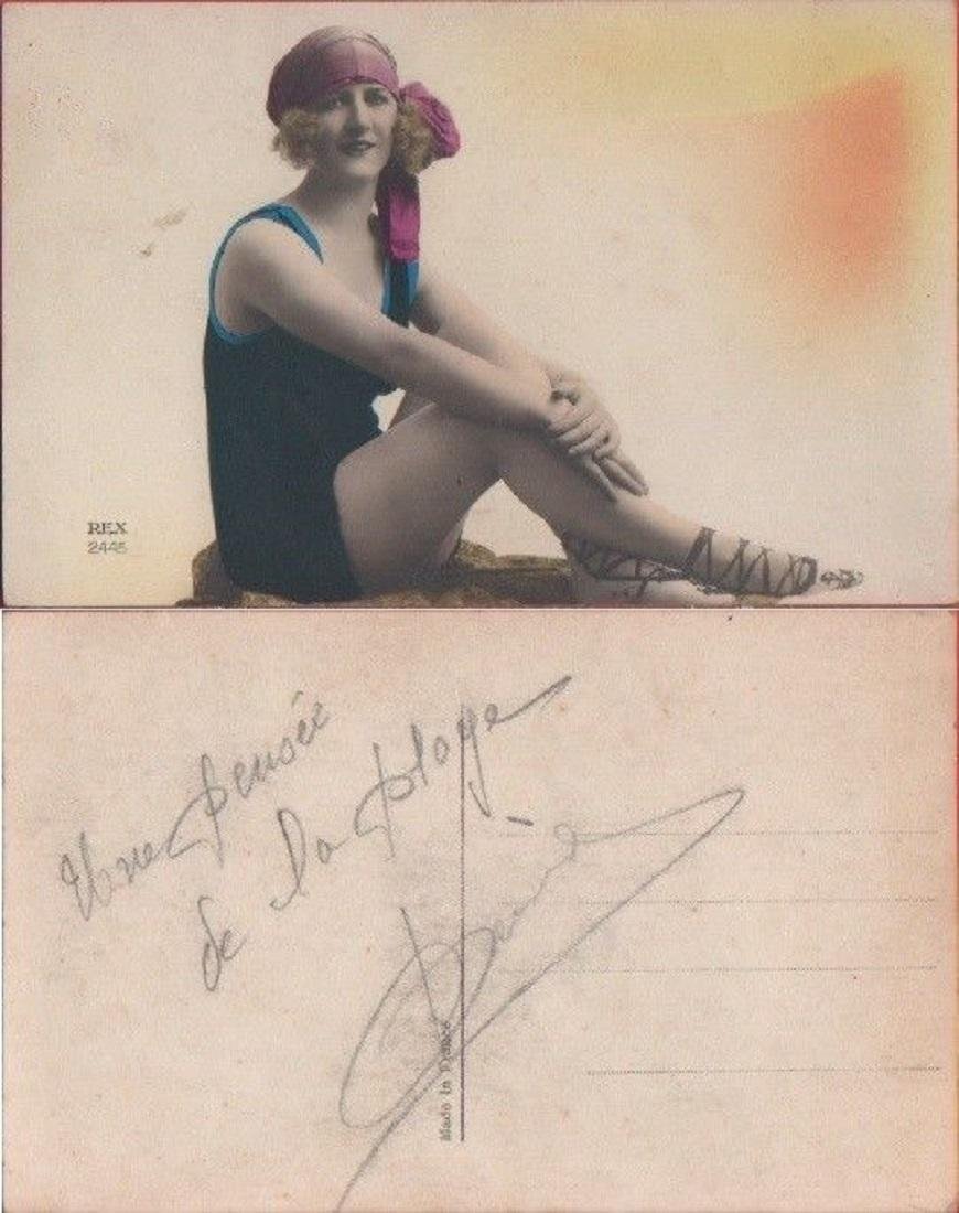Cartolina - Ragazza in costume da bagno. Colorata