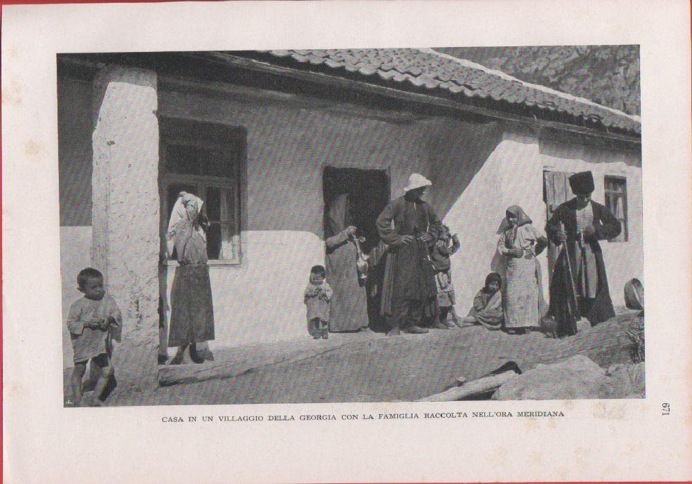 Casa in un villaggio della Georgia con la famiglia raccolta. …