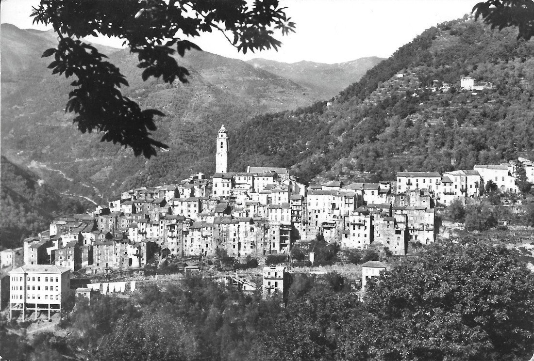 Castelvittorio. Panorama. Non viaggiata