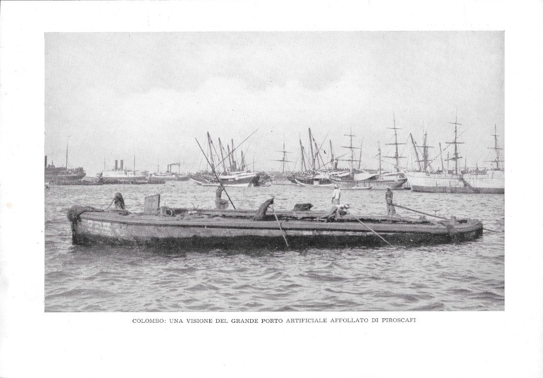 Colombo, una visione del grande porto artificiale affollato di piroscafi …