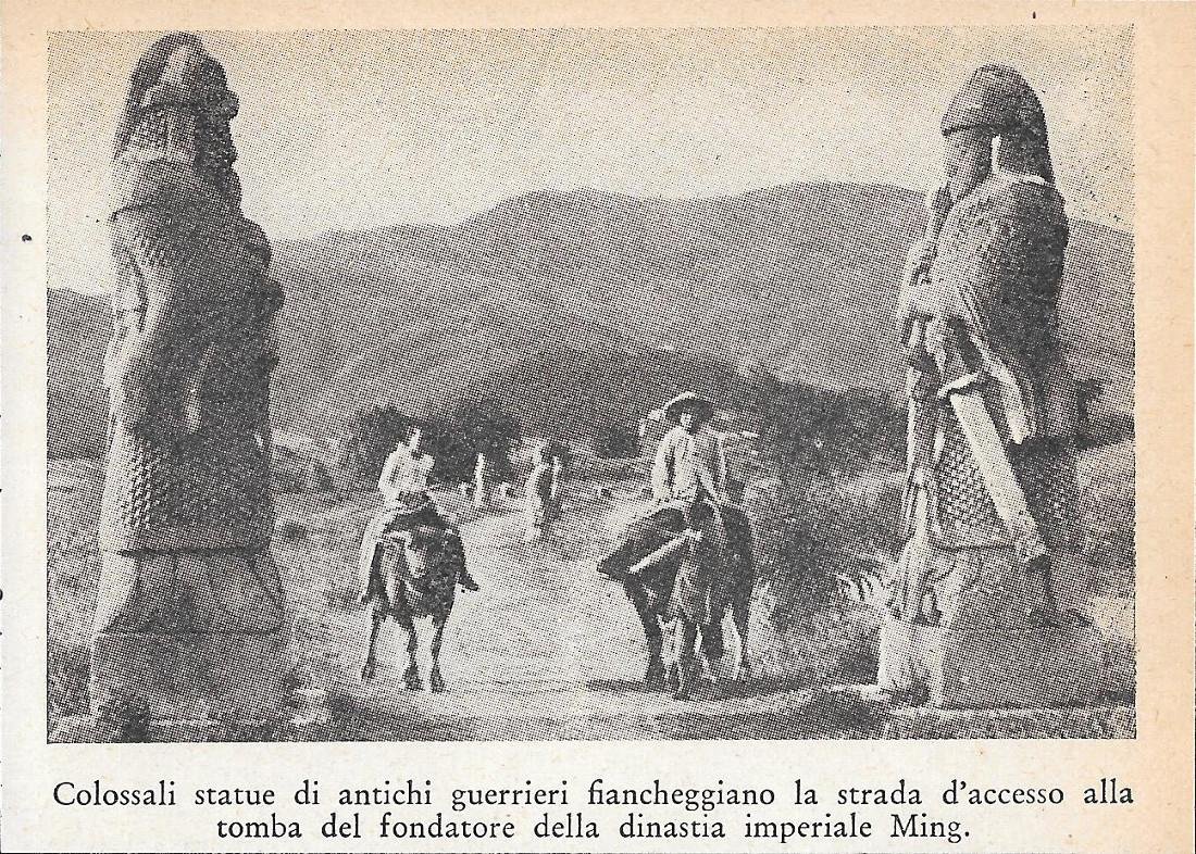 Colossali statue di antichi guerrieri lungo la strada alla tomba …