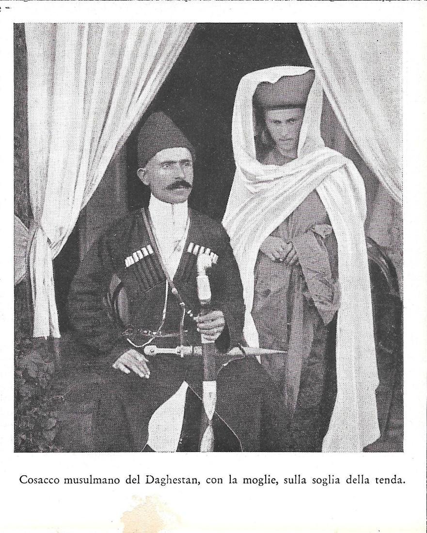 Cosacco musulmano del Daghestan, con la moglie, sulla soglia della …