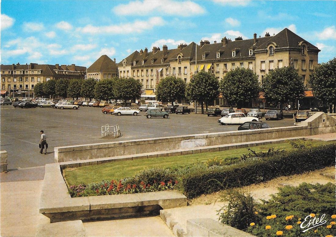 Creil (Oise). La place Carnot. Non viaggiata