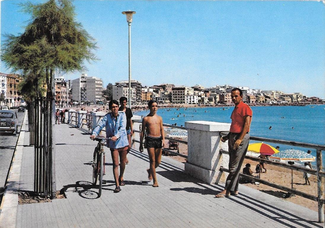 Crotone. Panorama dal lungomare. Non viaggiata