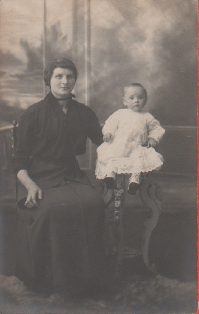 Donna con bambino. Fotografica. Non viaggiata