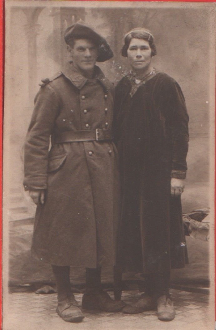 Donna con militare. Fotografica. Non viaggiata