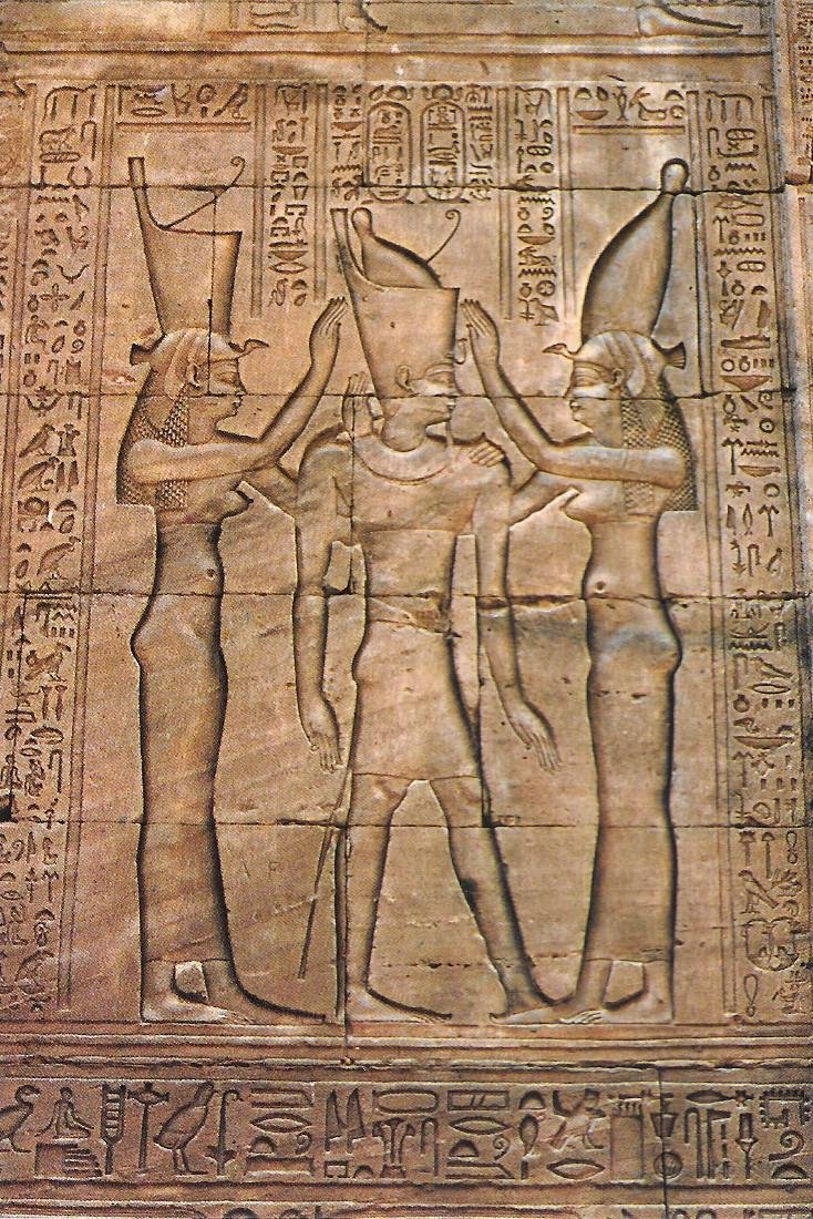 Egypt. Ptolomy King between two goddesses. Non viaggiata