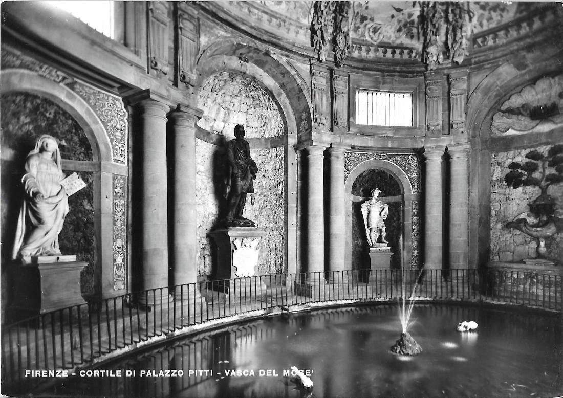 Firenze. Cortile di Palazzo Pitti. Vasca del Mosè. Non viaggiata