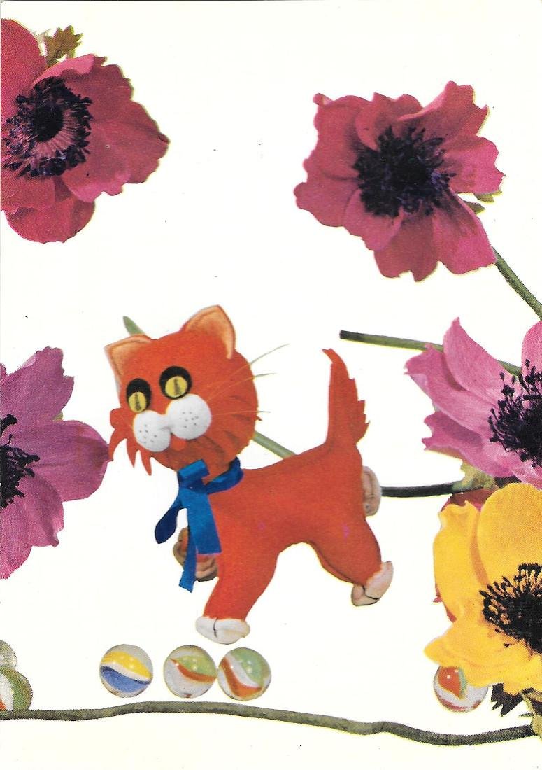 Gatto di pezza con fiori e biglie. Non viaggiata