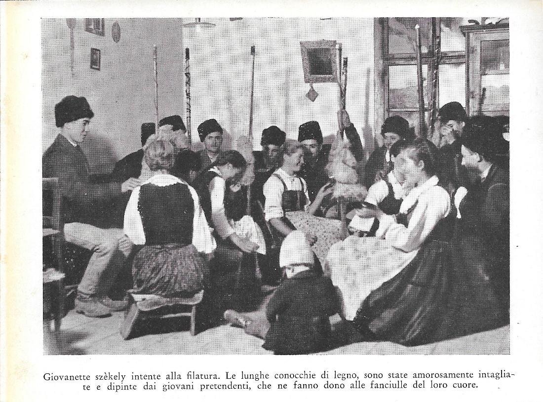 Giovani szèkely intente alla filatura (Ungheria). Stampa 1934