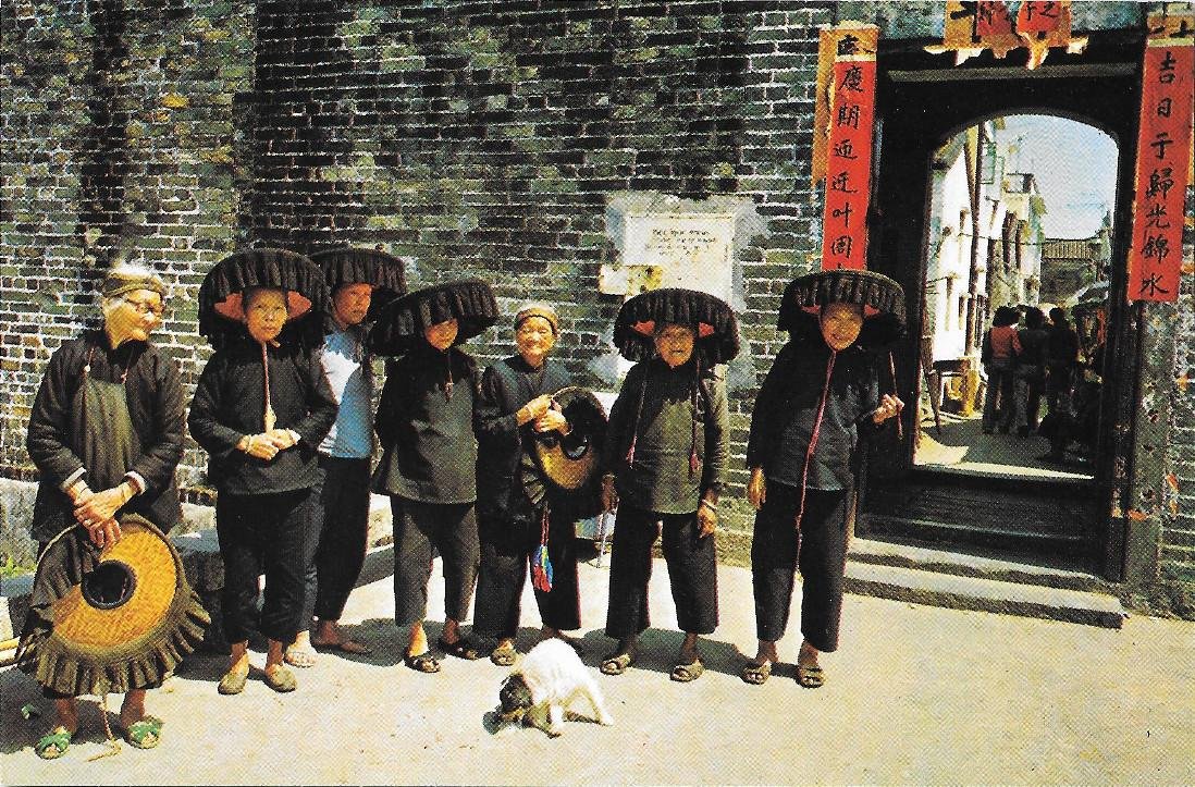Hong Kong. Village women outside Kathing Walled City. Non viaggiata | Immagine principale