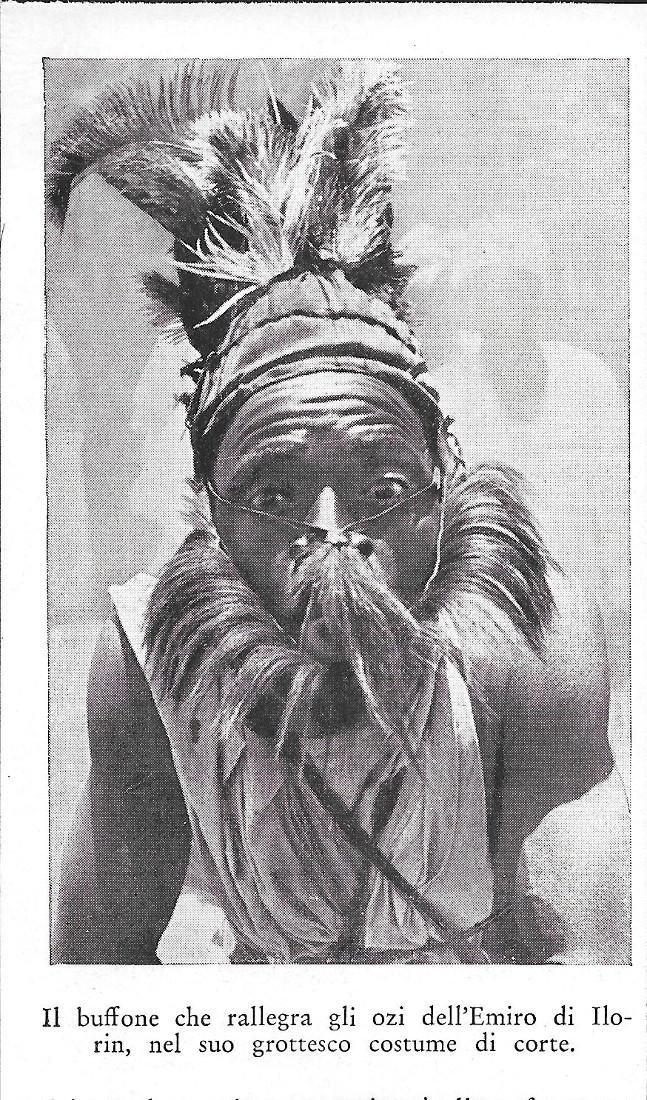 Il grottesco costume del buffone che rallegra l'Emiro di Ilorin …