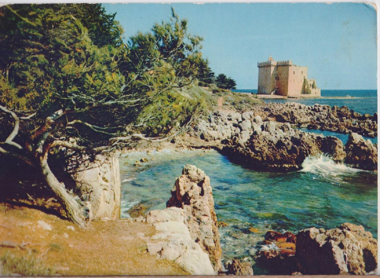 Ile Saint Honorat. Le Monastère fortifié du XI ème Siècle. …