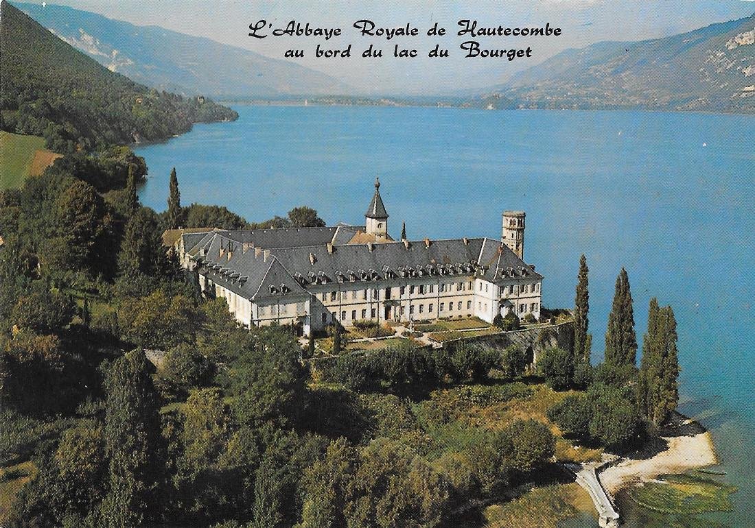 L'abbaye Royal de Hautecombe au bord du lac du Bourget. …