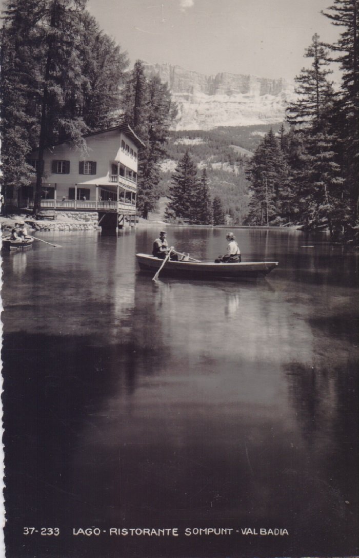 Lago. Ristorante Sompunt. Val Badia. Barca. Non viaggiata