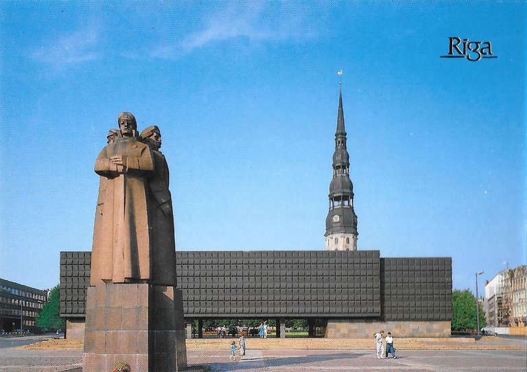 Lettonia. Riga. Statue and the Museum to the Latvian Red Riflemen. Non viaggiata, stampa 1989