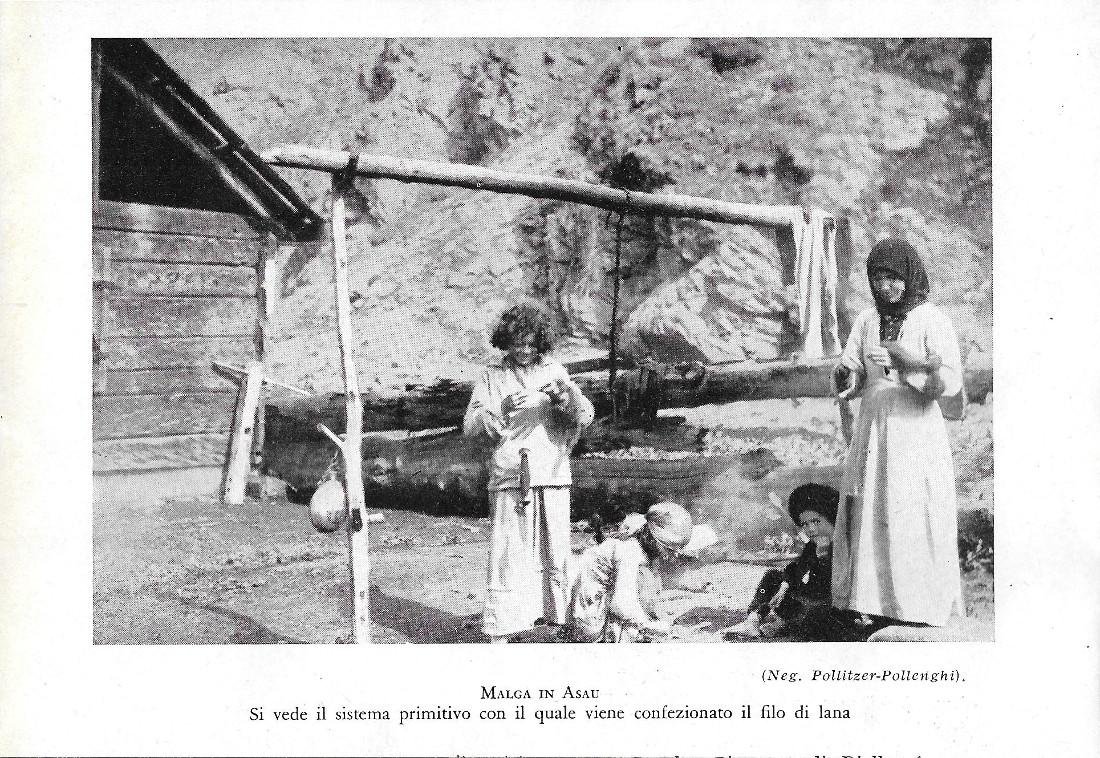 Malga in Asau. Confezione del filo di lana. Stampa 1930