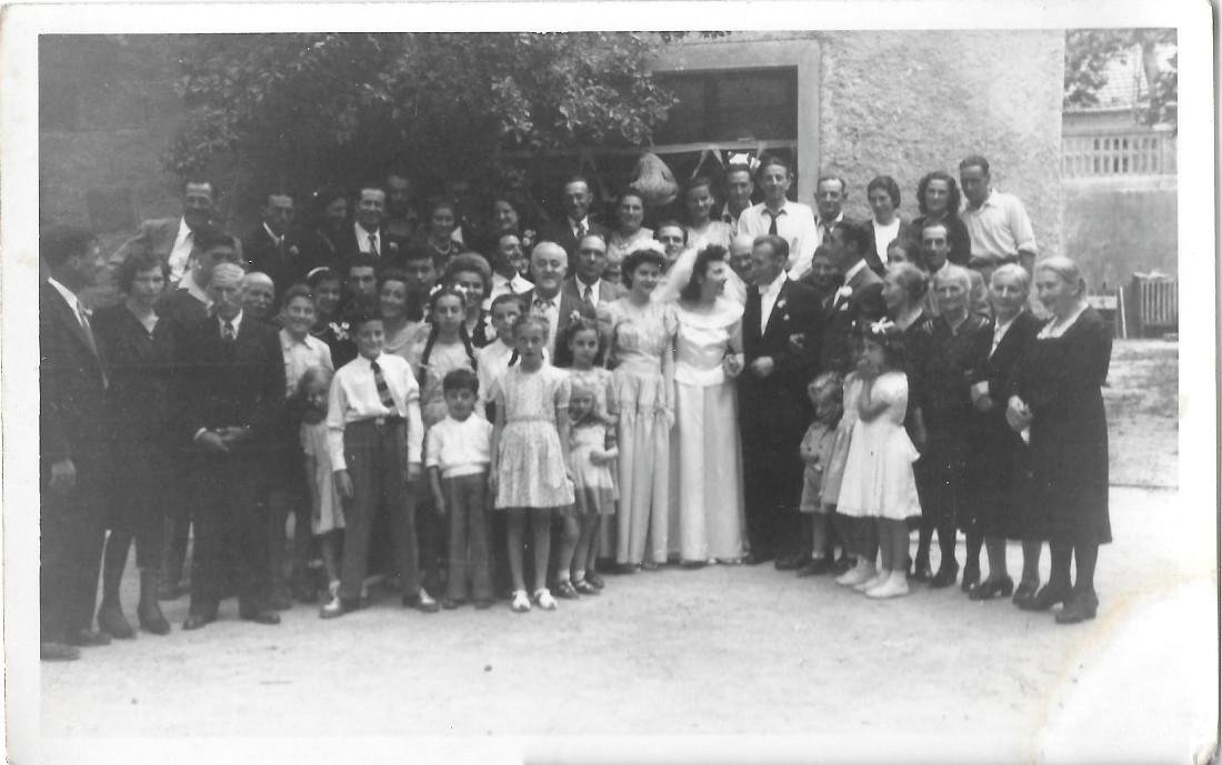 Matrimonio. Foto di gruppo in cortile B. Fotografo Bertolini. Noceto …