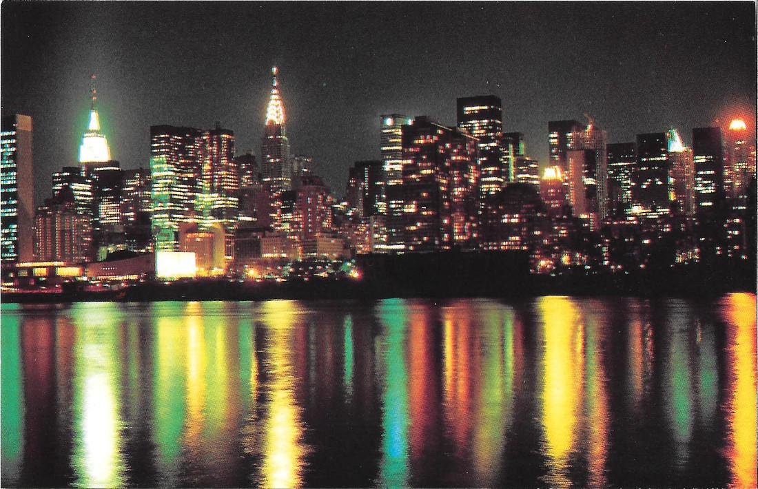 New York. Skyline at dusk along the Hudson River. Non …