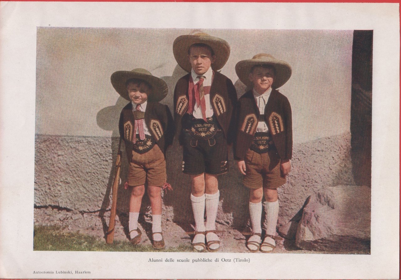 Oetz (Tirolo): Alunni, Casa del XVI sec., Costume maschile. Immagine …