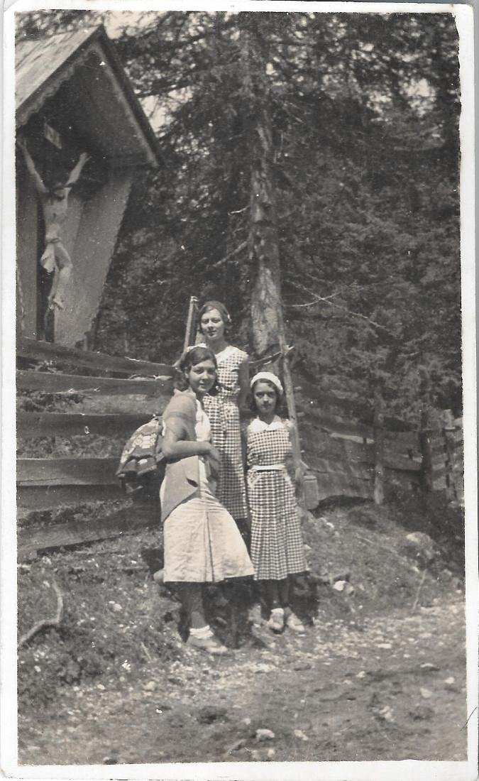 Post card. Ragazze davanti edicola votiva. Non viaggiata