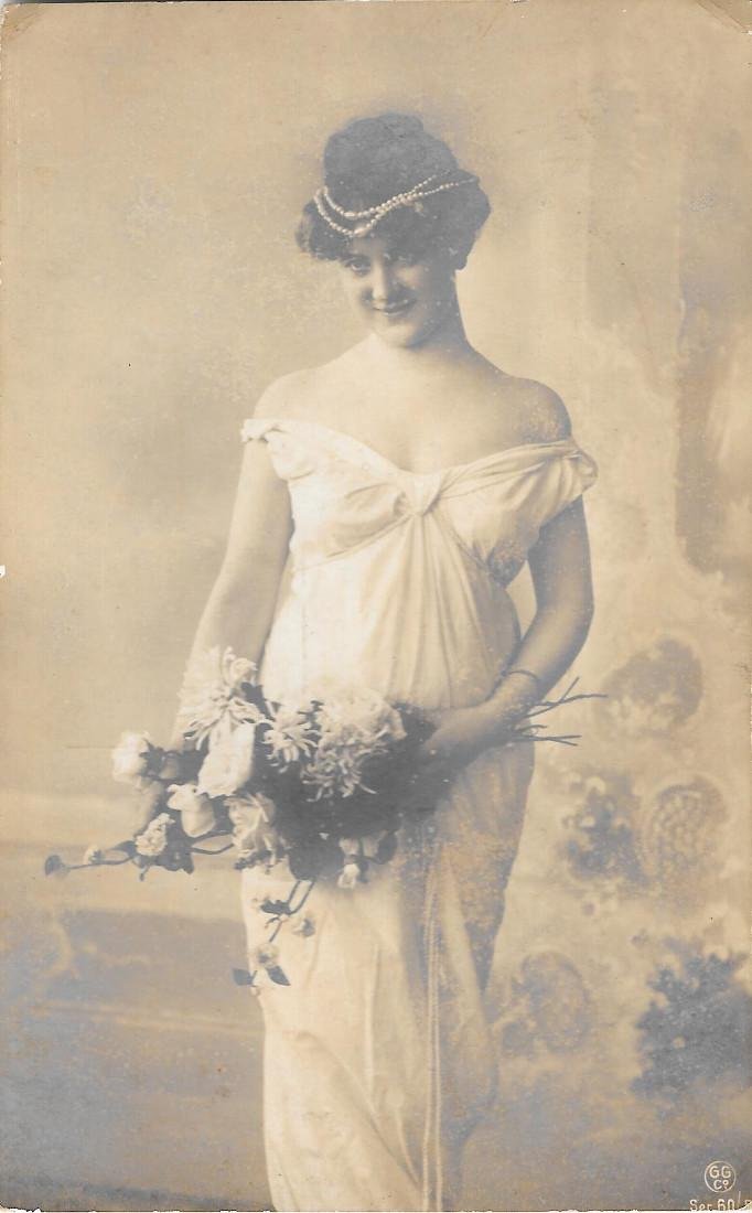 Ragazza con filo di perle e mazzo di fiori. Non …