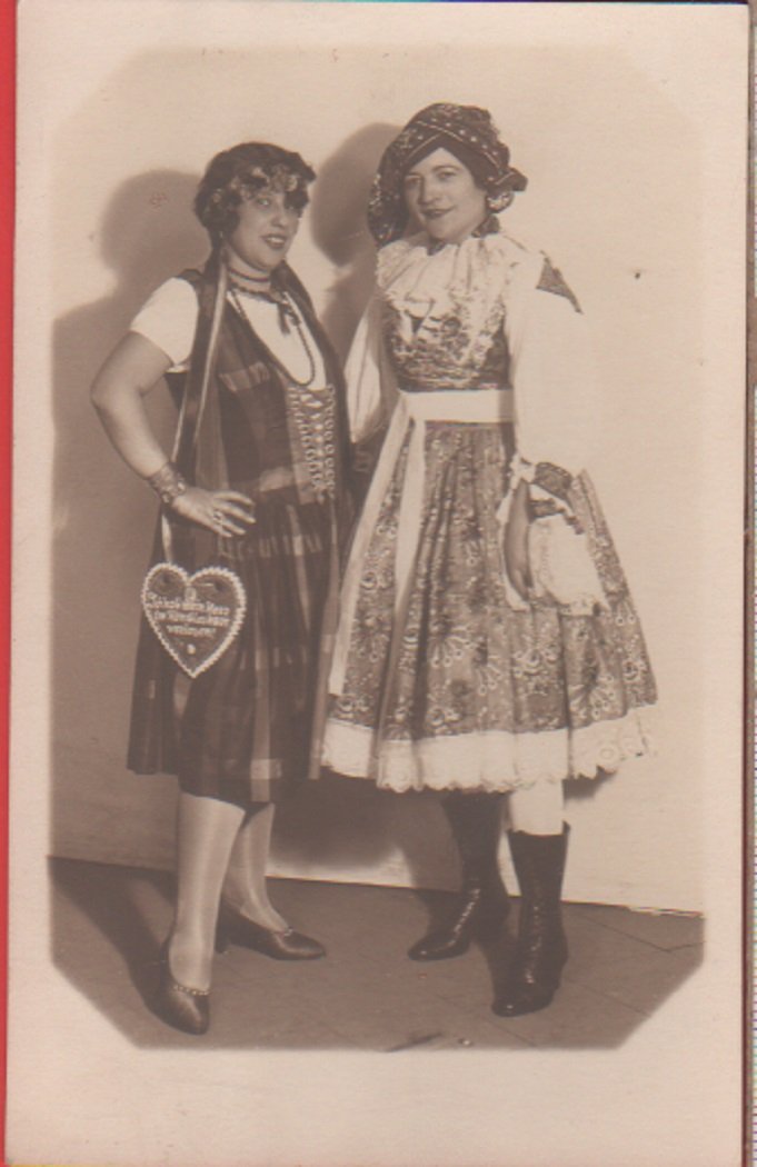 Ragazze in costume folckloristico - Non viaggiata