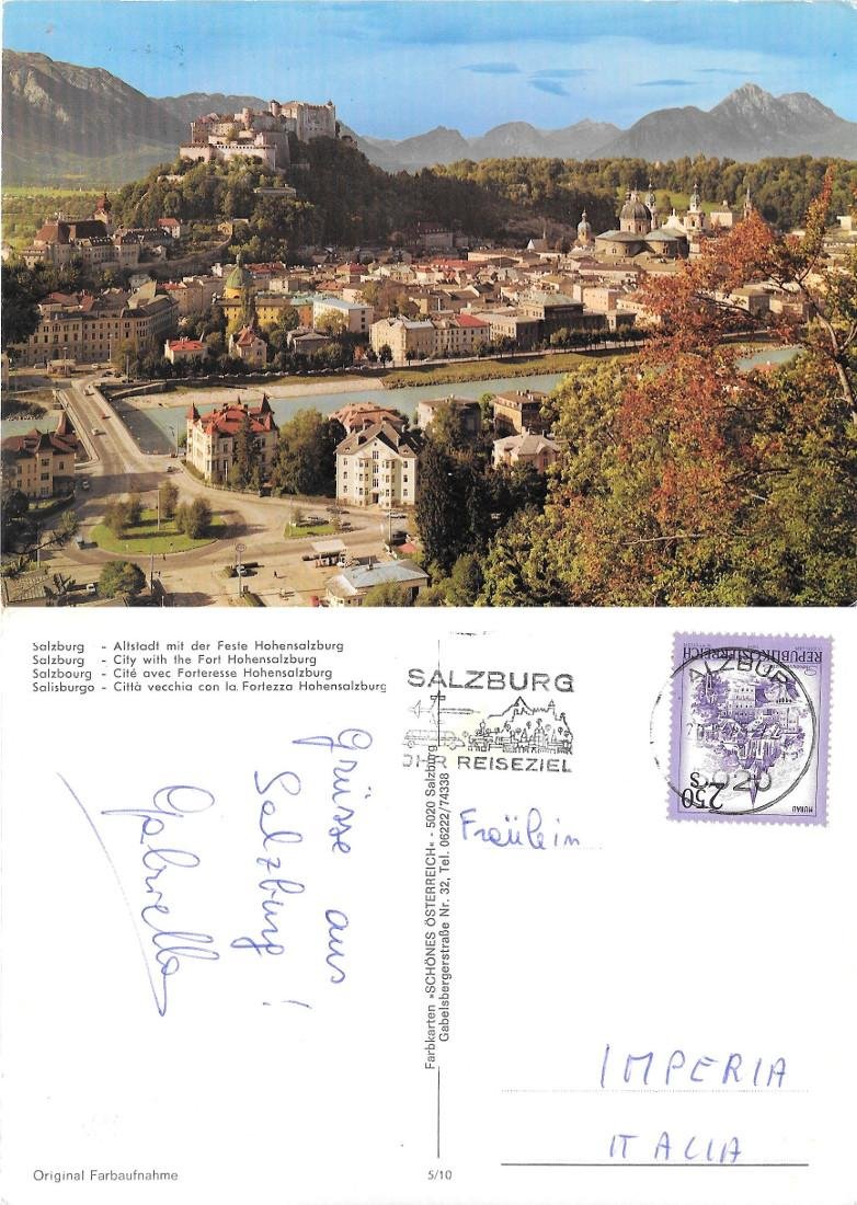 Salzburg. Altstadt mit der Feste Hohensalzburg. viaggiata 1972