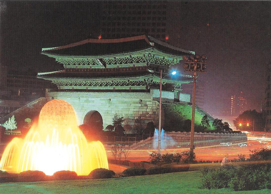 Seoul. Night view of Namdaemun Gate. Non viaggiata