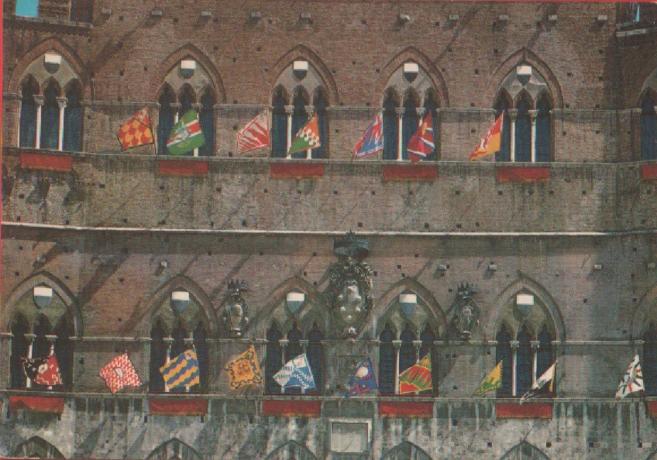 Siena. Palazzo comunale con le 17 bandiere delle Contrade. Non …