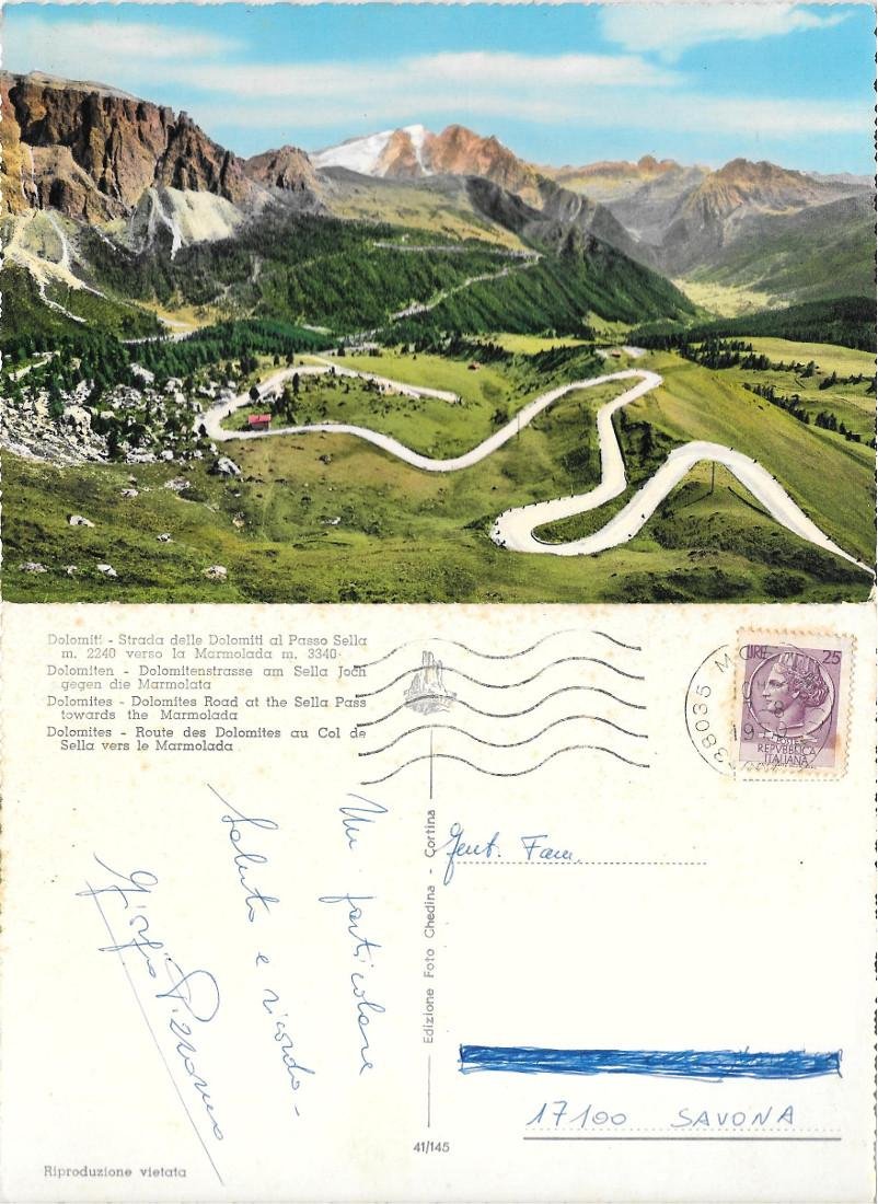 Strada delle Dolomiti al Passo Sella verso la Marmolada. Viaggiata …