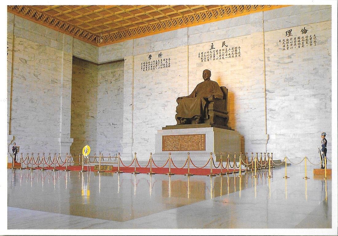 Taipei. The bronze statue of president Chiang Kai-Shek. Non viaggiata