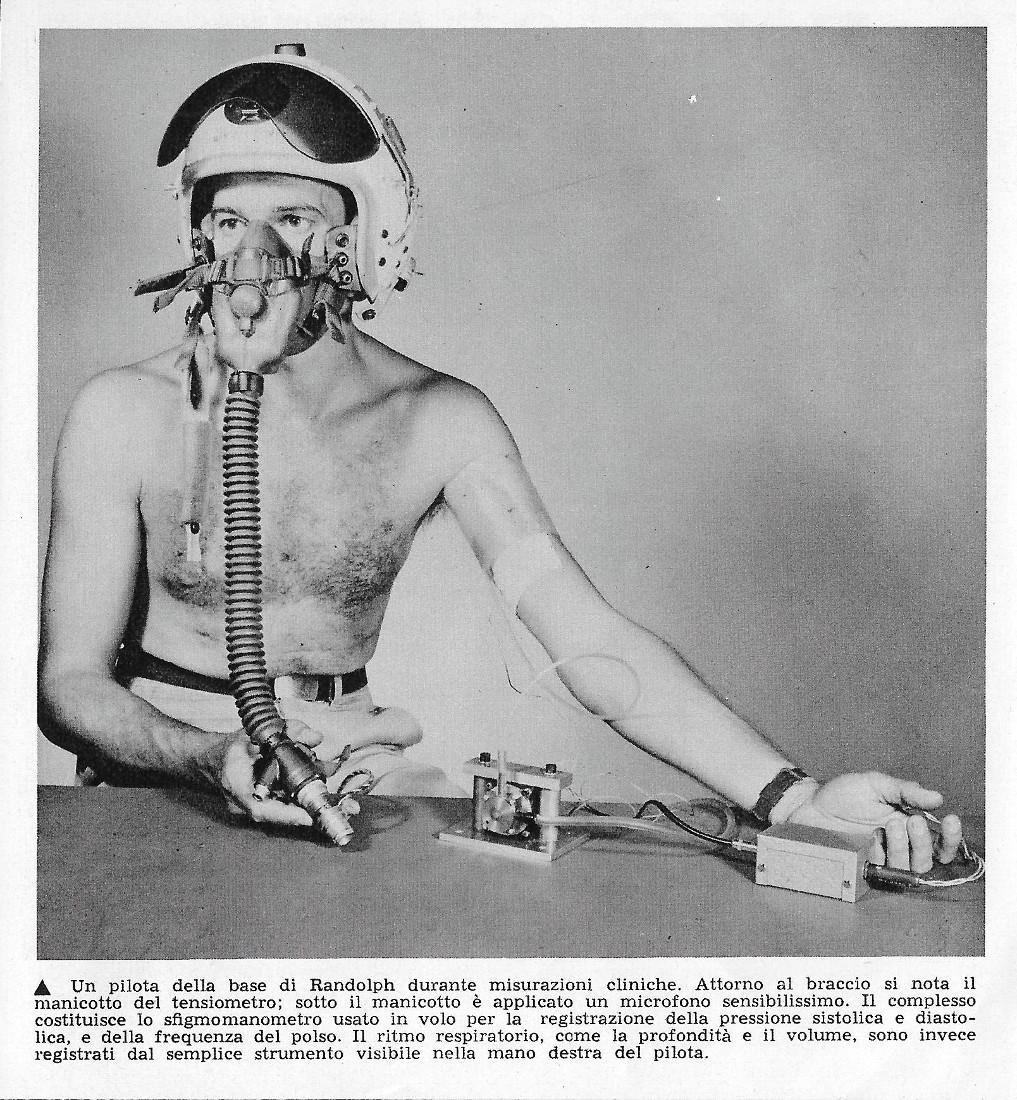 Un pilota della base di Randolph durante le misurazioni cliniche. …
