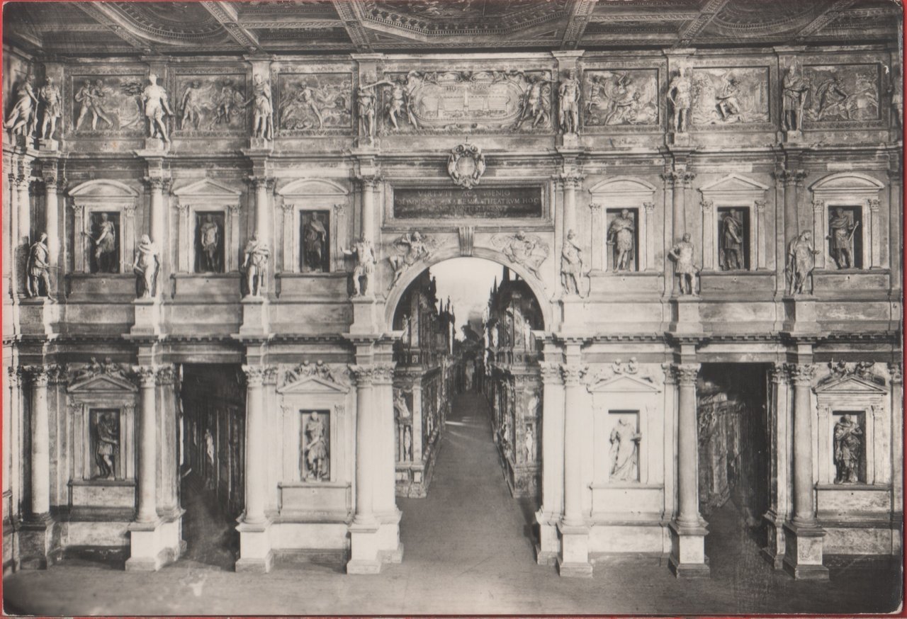 Vicenza . Teatro Olimpico. La Scena (Palladio). Non viaggiata