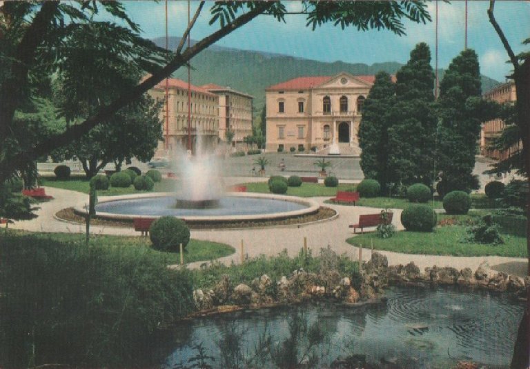Vittorio Veneto. Giardini e Palazzo Municipale. Non viaggiata