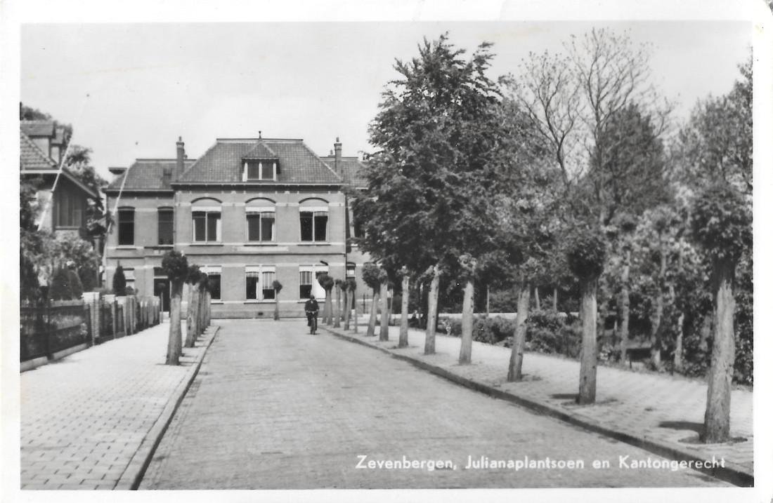 Zevenbergen (NED). Julianaplantsoen en Kantongerecht. Non viaggiata, originale