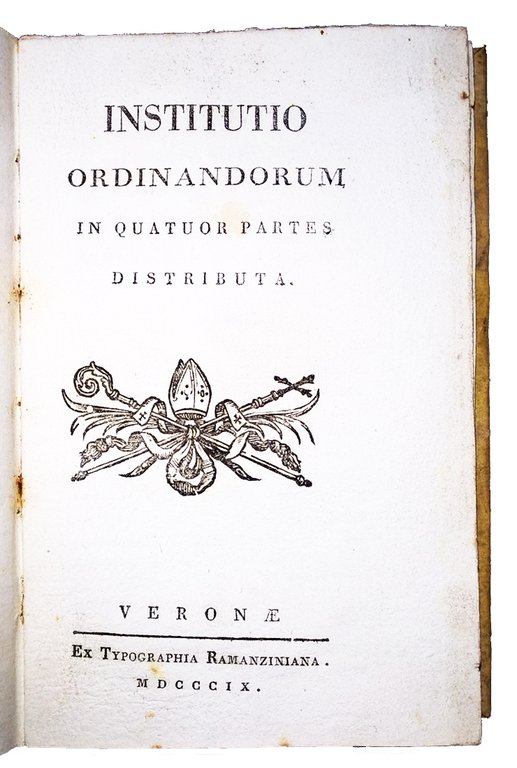 Institutio ordinandorum in quatuor partes distributa.