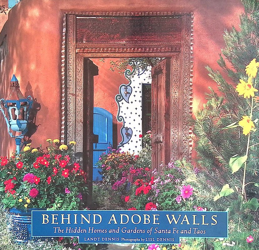 Behind adobe walls. the Hidden Homes and Gardens of Santa … | Immagine principale