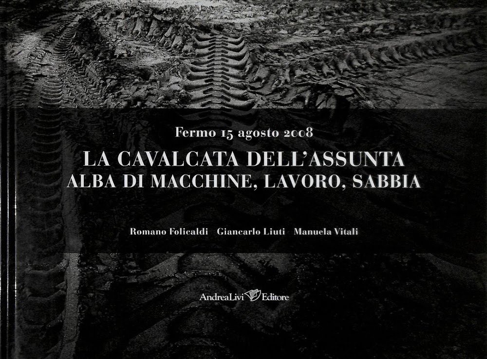 La Cavalcata dell'Assunta. Alba di macchine, lavoro, sabbia | Immagine principale