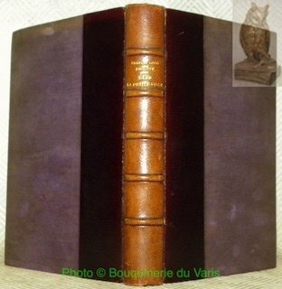 Dans la petite ville.