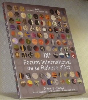 IXe Forum International de la Reliure d’Art. IX International Forum of Artistic Bookbinding.Exposition de reliure contemporaine. Musée Gutenberg Fribourg - Suisse, du 12 octobre au 30 décembre 2007. Exhibition of Contemporary Bookbinding. Gutenberg Museum, Fribourg - Switzerland, 12 October - 30 December 2007.
