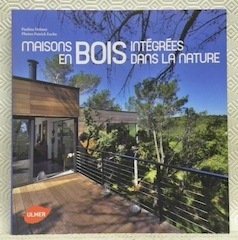 Maisons en bois intégrées dans la nature. Illustrations de Marie-Pierre … | Immagine principale