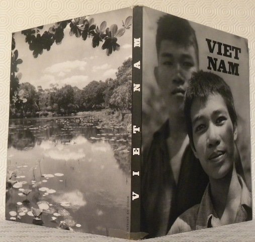 Viêt Nam. (Vietnam). Préface de Paul Lévy. Photos de Michel …