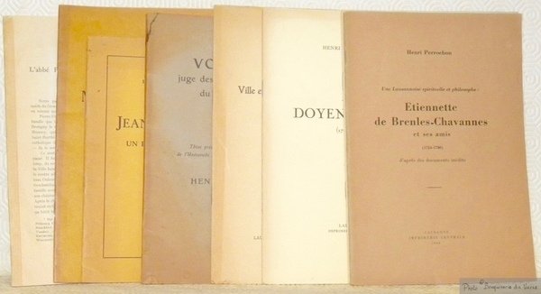 Lot de huit brochures.