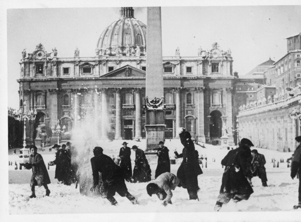 Roma. Palle di neve a San Pietro