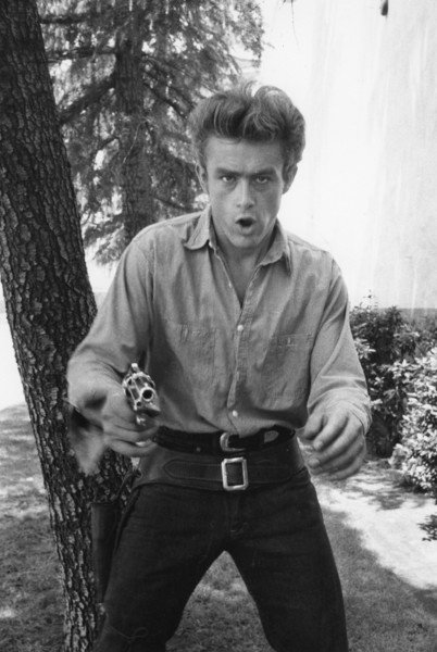 James Dean sul set del Gigante, prova a sparare