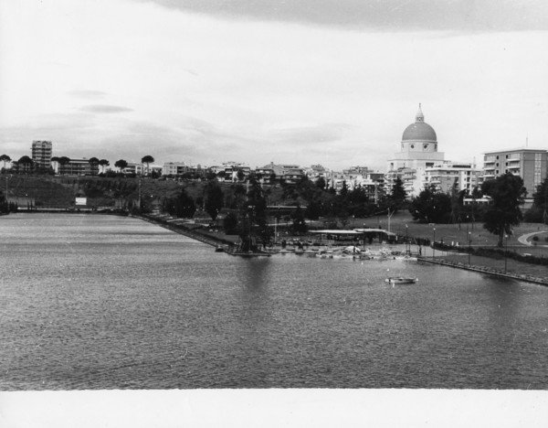 Roma, Laghetto dell'Eur. In fondo la chiesa di San Giovanni …