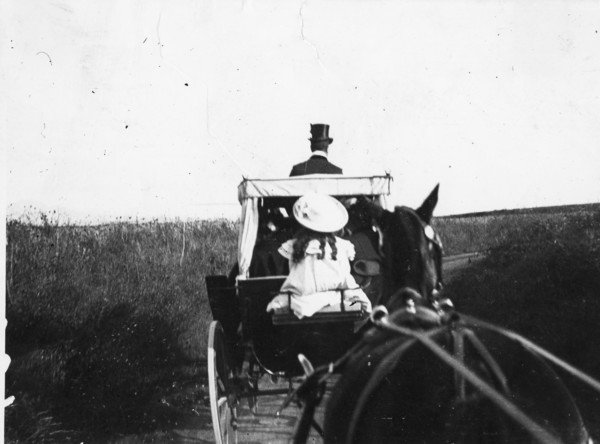 Laura Chigi in carrozza verso Castel Fusano