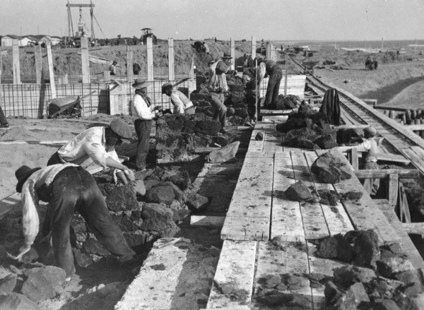 Ostia, costruzione del ponte che collega il Lido di Ostia …